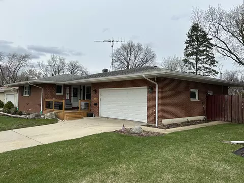 220 Fairview Dr, Saint Charles, IL 60174