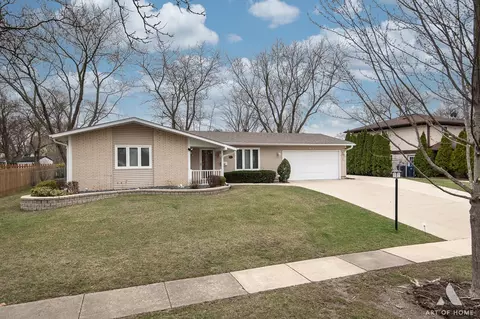 911 Bradford Ln, Schaumburg, IL 60193