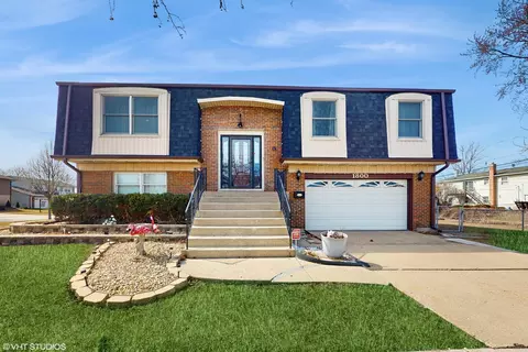 1800 W Catalpa Ln, Mount Prospect, IL 60056