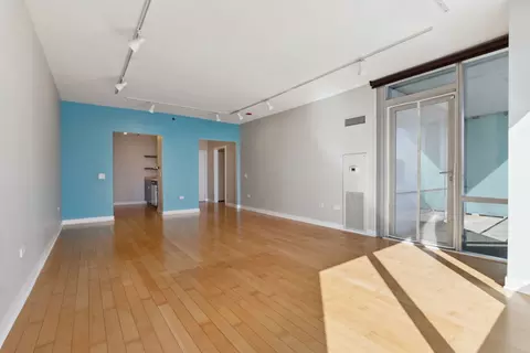 Living - 8 E Randolph St #2703, Chicago, IL 60601 photo 4 of 4