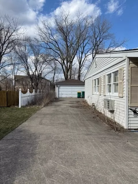 326 Edgewood Dr, Wheeling, IL 60090 photo 2