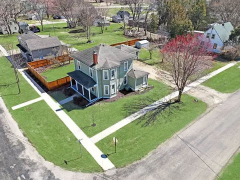 207 E Davis St, Dakota, IL 61018