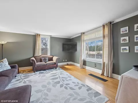 Living - 2801 Glenview Rd, Glenview, IL 60025 photo 1 of 3