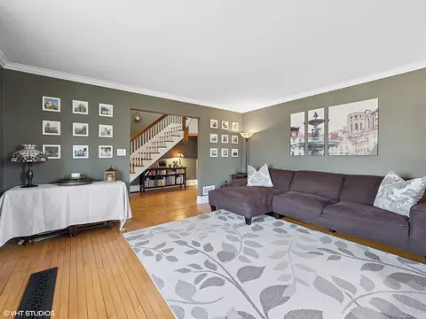 Living - 2801 Glenview Rd, Glenview, IL 60025 photo 2 of 3