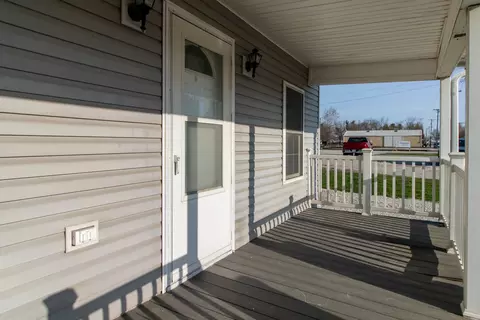 104 S Main St, Arrowsmith, IL 61722 photo 2