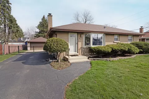 10 W 55th Pl, Westmont, IL 60559