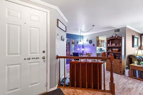Entry Way - 4 Creekside Cir #D, Elgin, IL 60123 photo 1 of 3