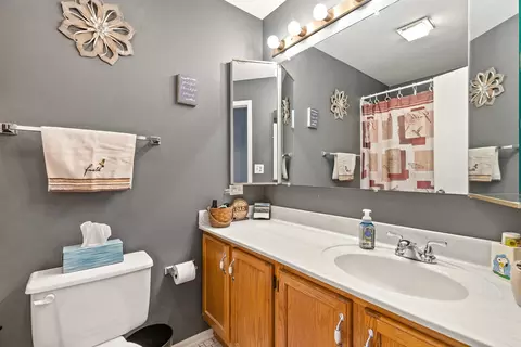 Bath - 4 Creekside Cir #D, Elgin, IL 60123 photo 3 of 3