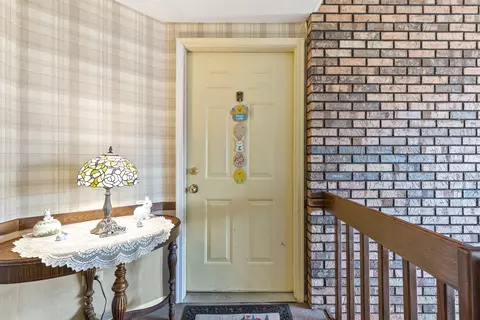 Entry Way - 4 Creekside Cir #D, Elgin, IL 60123 photo 3 of 3
