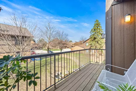 Exterior - 4 Creekside Cir #D, Elgin, IL 60123 photo 2 of 3