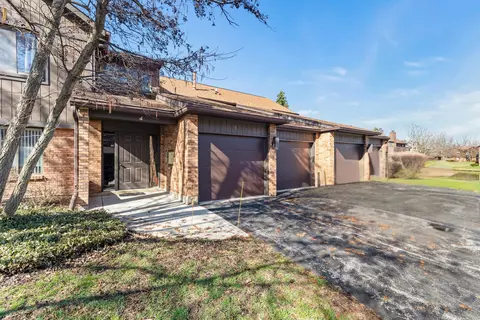 4 Creekside Cir #D, Elgin, IL 60123