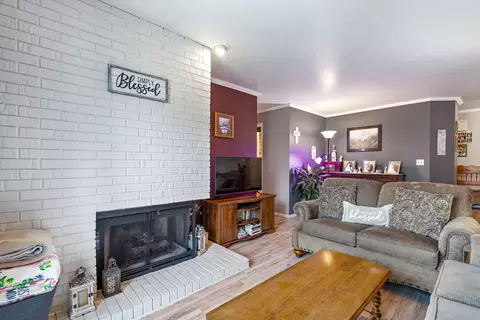 Living - 4 Creekside Cir #D, Elgin, IL 60123 photo 1 of 2