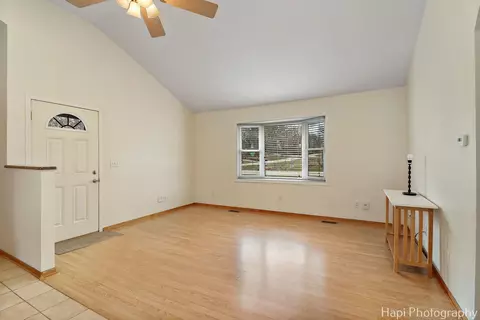 Living - 702 Oriole Trl, Mchenry, IL 60051 photo 2 of 6