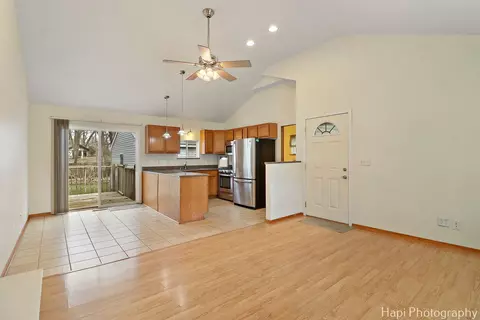 Living - 702 Oriole Trl, Mchenry, IL 60051 photo 5 of 6