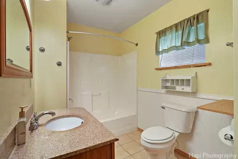 Bath - 702 Oriole Trl, Mchenry, IL 60051 photo 1 of 1