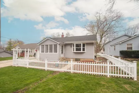 317 Hoxie Ave, Elgin, IL 60123