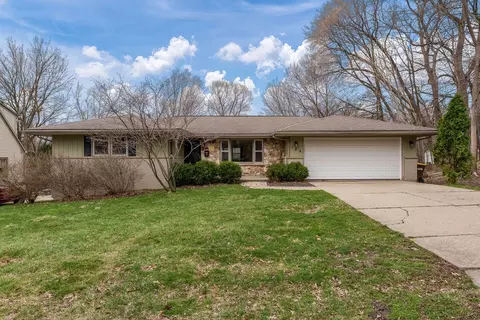 128 N Oak Knolls Ave, Rockford, IL 61107