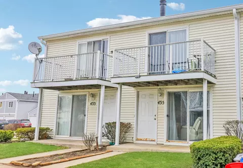435 Meadow Green Ln, Round Lake Beach, IL 60073