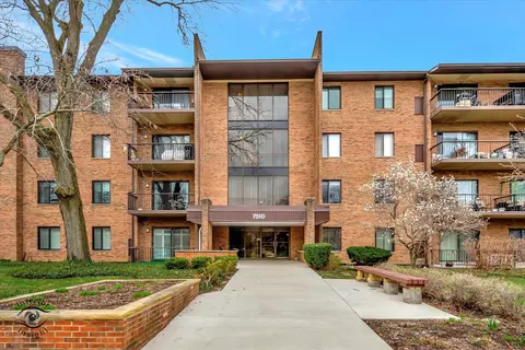 7510 Farmingdale Dr #107, Darien, IL 60561