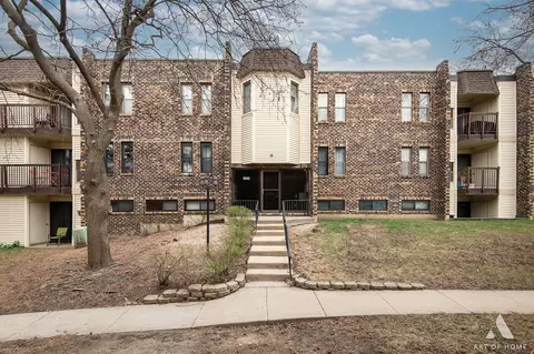 2025 Country Club Dr #13, Woodridge, IL 60517