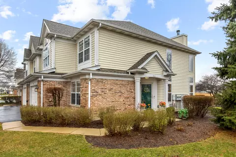 910 Waterford Ln, Elk Grove Village, IL 60007