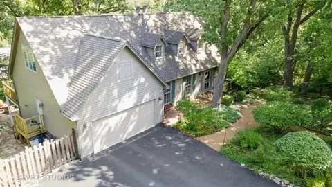 449 Roslyn Rd, East Dundee, IL 60118
