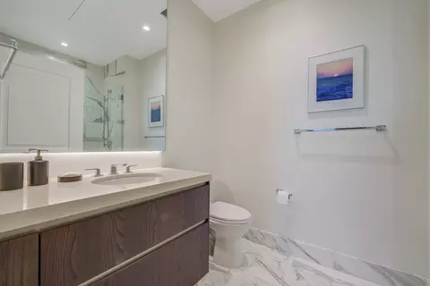 Bath - 363 E Wacker Dr #4201, Chicago, IL 60601 photo 3 of 4