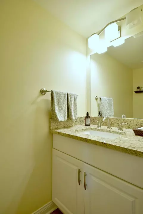 Bath - 702 Dorset Cir, Wheeling, IL 60090 photo 1 of 4