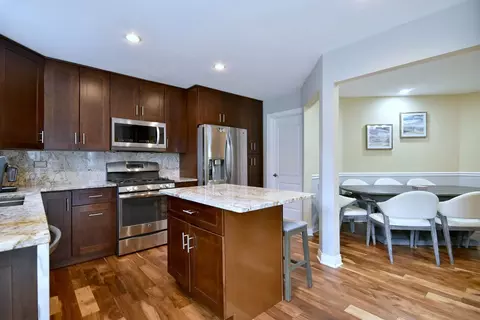Kitchen - 702 Dorset Cir, Wheeling, IL 60090 photo 4 of 5