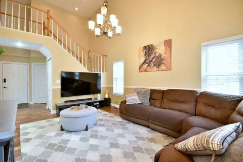 Living - 702 Dorset Cir, Wheeling, IL 60090 photo 2 of 5