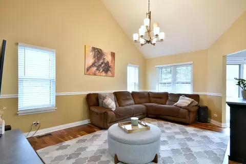 Living - 702 Dorset Cir, Wheeling, IL 60090 photo 4 of 5
