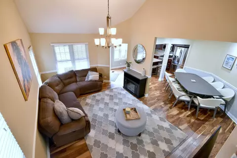 Living - 702 Dorset Cir, Wheeling, IL 60090 photo 5 of 5