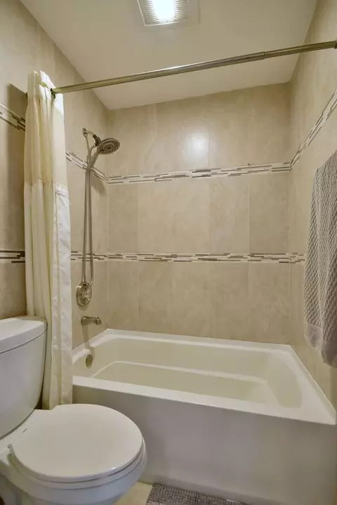 Bath - 702 Dorset Cir, Wheeling, IL 60090 photo 4 of 4