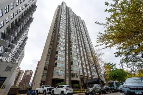 525 W Hawthorne Pl #706, Chicago, IL 60657