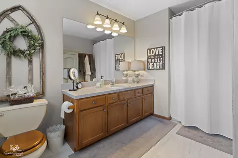 Bath - 2704 Discovery Dr, Plainfield, IL 60586 photo 2 of 2