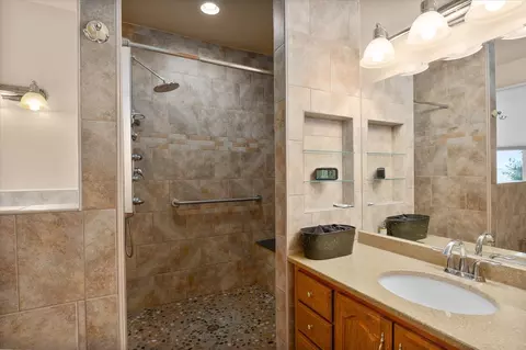 Bath - 3885 E 2050th Rd, Serena, IL 60549 photo 1 of 4