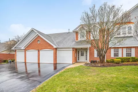 2872 Heatherwood Dr #1, Schaumburg, IL 60194