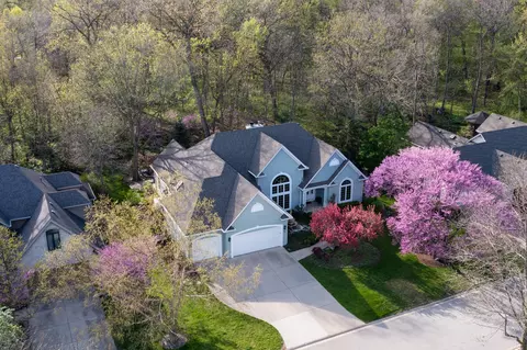 35 Walnut Cir, Sugar Grove, IL 60554