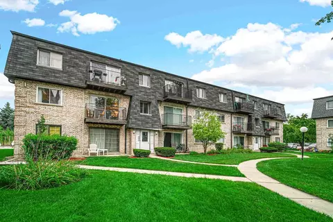 9454 Bay Colony Dr #2W, Des Plaines, IL 60016