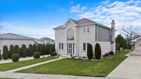 9010 Crescent Ct, Oak Lawn, IL 60453