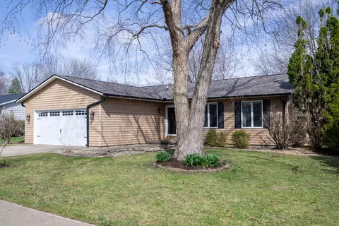1004 Fawn Dr, Mahomet, IL 61853