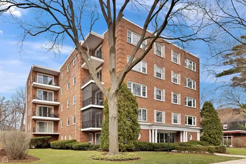 2425 Central St #2D, Evanston, IL 60201