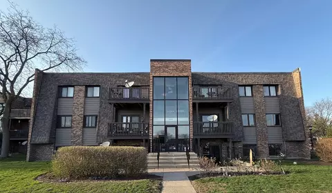 1486 Stonebridge Cir #A8, Wheaton, IL 60189