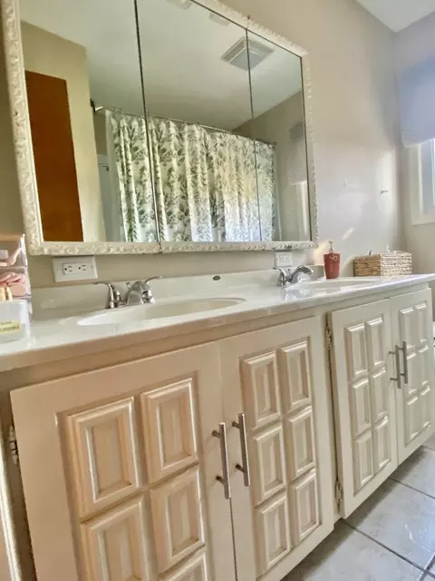 Bath - 208 E Miller Rd, Sterling, IL 61081 photo 1 of 1