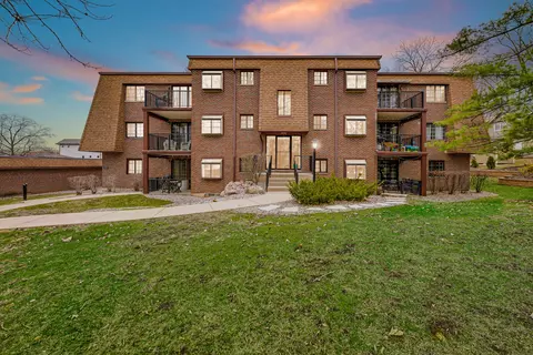 393 Duane St #304, Glen Ellyn, IL 60137