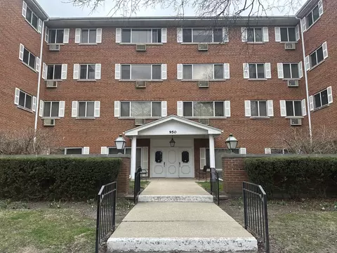 950 Washington Blvd #207, Oak Park, IL 60302