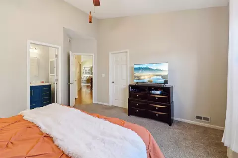 Bedroom - 32512 Millstone Cir, Lakemoor, IL 60051 photo 6 of 7