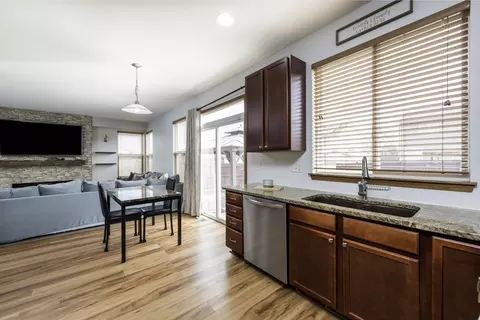 Kitchen - 39251 Crofton Ln, Beach Park, IL 60083 photo 4 of 4