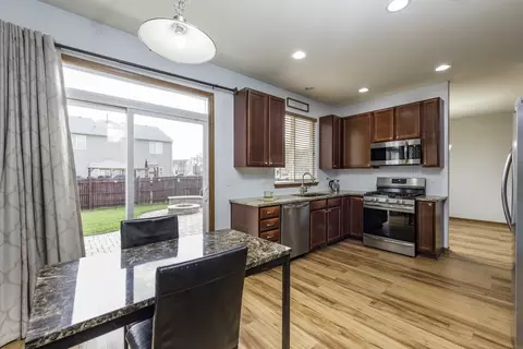 Kitchen - 39251 Crofton Ln, Beach Park, IL 60083 photo 3 of 4
