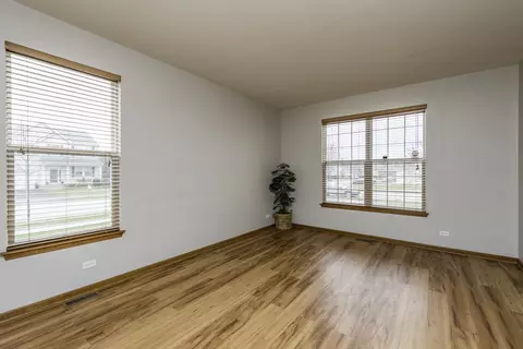 Living - 39251 Crofton Ln, Beach Park, IL 60083 photo 3 of 7